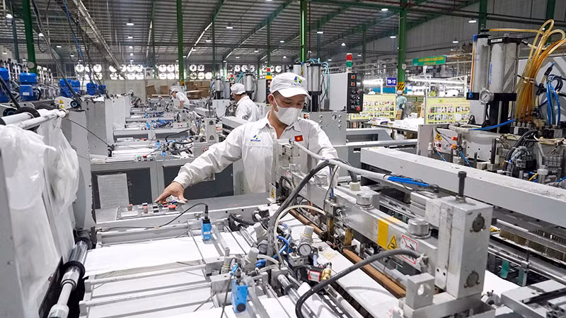Sản xuất bao bì màng mỏng chất lượng cao tại Công ty cổ phần Nhựa An Phát Xanh, tỉnh Hải Dương. (Ảnh ĐĂNG ANH) Sản xuất bao bì màng mỏng chất lượng cao tại Công ty cổ phần Nhựa An Phát Xanh, tỉnh Hải Dương. (Ảnh ĐĂNG ANH)
