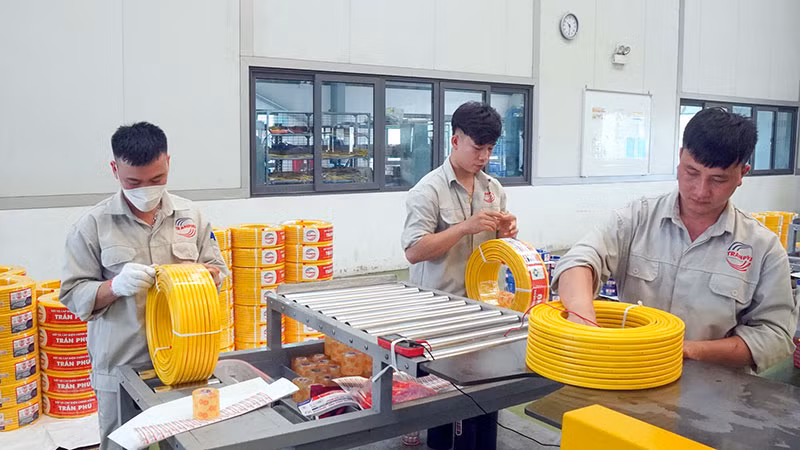 Sản xuất dây điện tại nhà máy thuộc Công ty cổ phần Cơ điện Trần Phú, Khu công nghiệp VISIP Hải Dương.