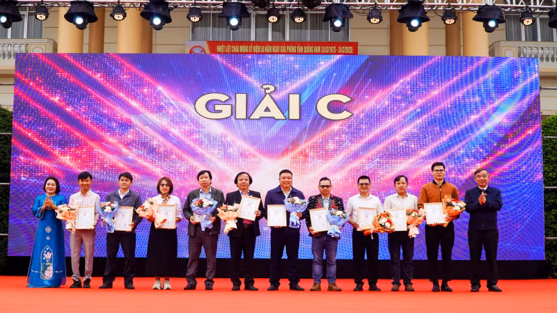 Tỉnh Quảng Nam khen thưởng và trao giải cho các tác giả đoạt giải.