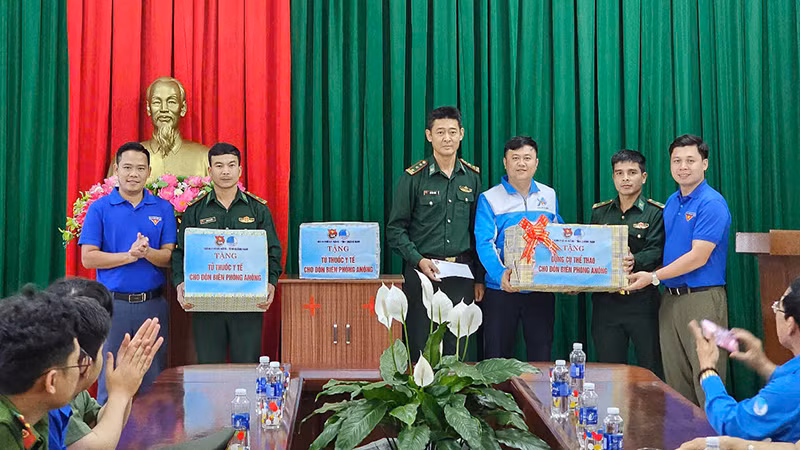 Ban tổ chức trao tặng tủ thuốc y tế và dụng cụ thể thao cho chiến sĩ Đồn Biên phòng A Nông. Ban tổ chức trao tặng tủ thuốc y tế và dụng cụ thể thao cho chiến sĩ Đồn Biên phòng A Nông.