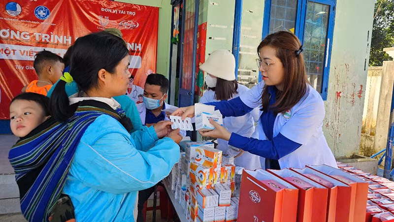 Đoàn tình nguyện đã khám bệnh và phát thuốc miễn phí cho người dân ở Tây Giang. Đoàn tình nguyện đã khám bệnh và phát thuốc miễn phí cho người dân ở Tây Giang.