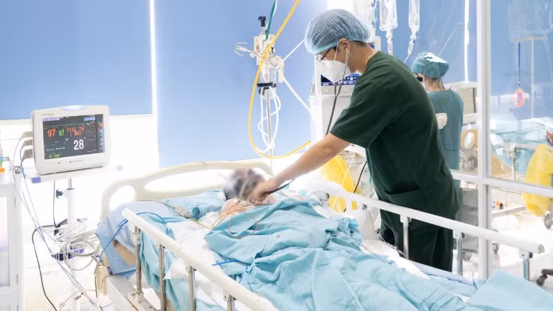Công nhân bị bỏng trong vụ nổ đang được điều trị tại ICU, Khoa Hồi sức tích cực-chống độc, Bệnh viện Đa khoa Trung ương Quảng Nam.