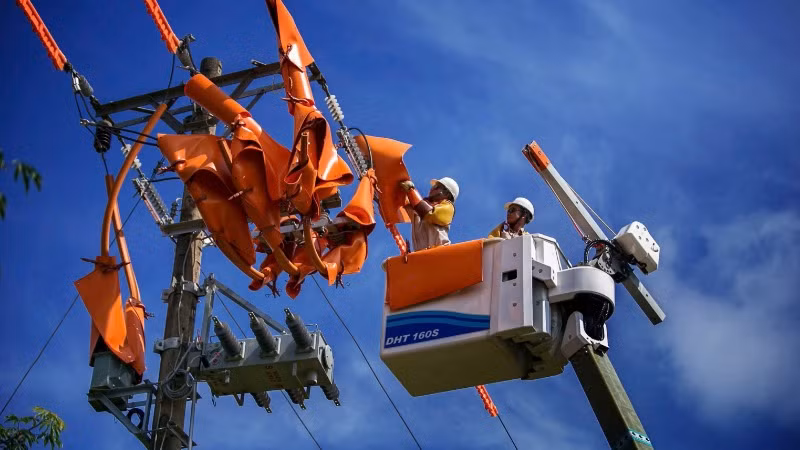 Nhân viên EVNCPC "sửa chữa nóng" đường dây không cắt điện. Nhân viên EVNCPC "sửa chữa nóng" đường dây không cắt điện.