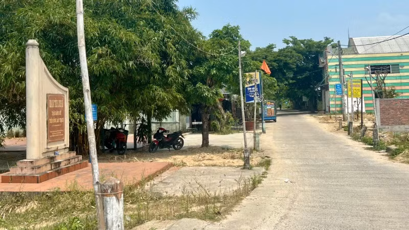 Quán nhậu Ven Sông nằm bên cạnh Bia di tích lịch sử Trận đánh Mỹ trên sông Bàn Thạch. Quán nhậu Ven Sông nằm bên cạnh Bia di tích lịch sử Trận đánh Mỹ trên sông Bàn Thạch.