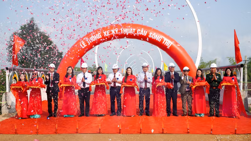 Lãnh đạo tỉnh Quảng Nam cắt băng thông xe kỹ thuật cầu Sông Thu và cầu An Bình. 