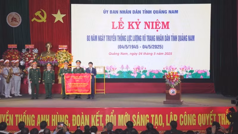 Bí thư Tỉnh ủy Quảng Nam Lương Nguyễn Minh Triết đã tặng bức trướng cho lực lượng vũ trang nhân dân tỉnh Quảng Nam. Bí thư Tỉnh ủy Quảng Nam Lương Nguyễn Minh Triết đã tặng bức trướng cho lực lượng vũ trang nhân dân tỉnh Quảng Nam.