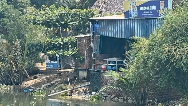 Quán thường xuyên xả thải trực tiếp ra sông Thu Bồn gây ô nhiễm dòng sông. Quán thường xuyên xả thải trực tiếp ra sông Thu Bồn gây ô nhiễm dòng sông.