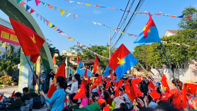 Hoạt động ngoại khóa tái hiện những hình ảnh của đất nước trong thời khắc giành chiến thắng, giải phóng hoàn toàn miền nam, thống nhất đất nước. Hoạt động ngoại khóa tái hiện những hình ảnh của đất nước trong thời khắc giành chiến thắng, giải phóng hoàn toàn miền nam, thống nhất đất nước.