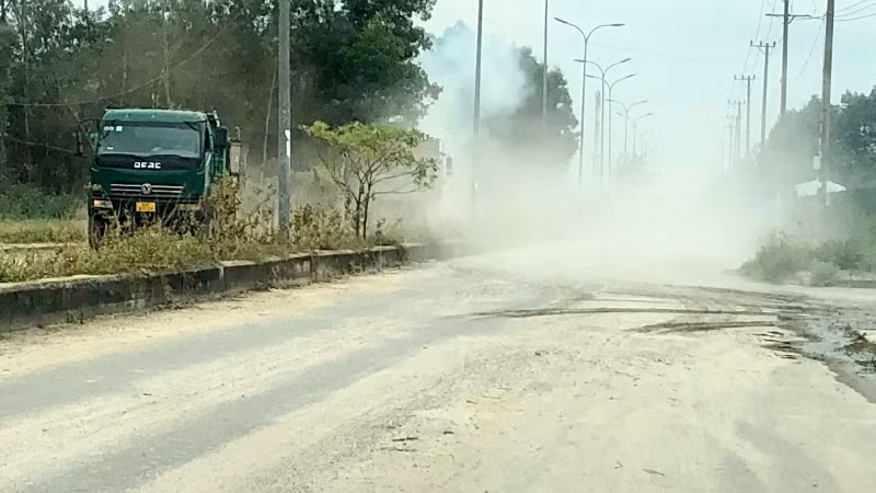 Người dân luôn bất an với việc xe chở vật liệu chạy với cường độ cao trên tuyến đường đông đúc người dân. Người dân luôn bất an với việc xe chở vật liệu chạy với cường độ cao trên tuyến đường đông đúc người dân.