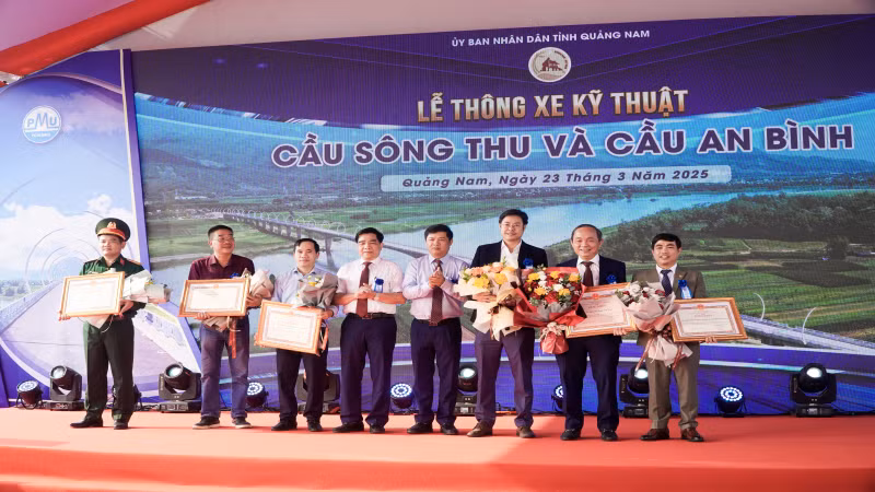 Tặng bằng khen của của Ủy ban nhân dân tỉnh Quảng Nam cho các tập thể có thành tích xuất sắc.