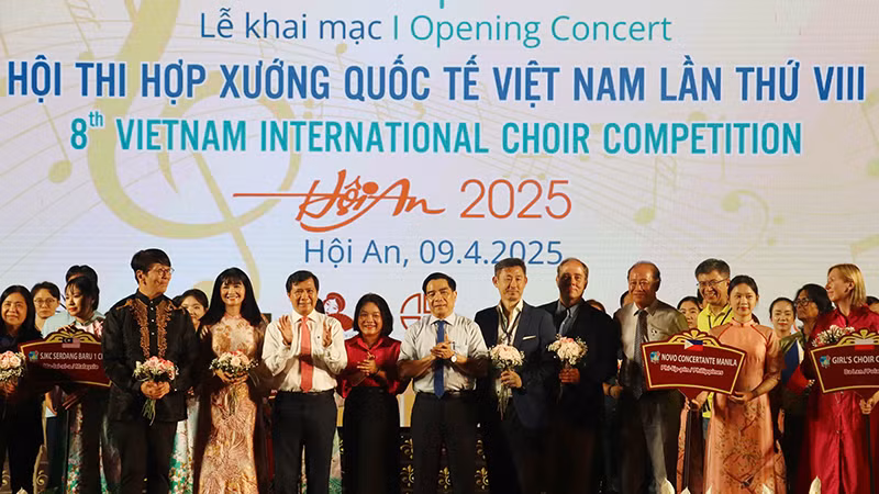 Lãnh đạo tỉnh Quảng Nam tặng hoa cho các đoàn hợp xướng tham gia hội thi.
