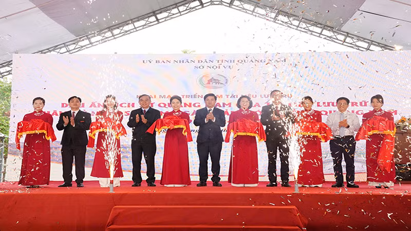 Lãnh đạo tỉnh Quảng Nam cắt băng khai mạc triển lãm “Dấu ấn lịch sử Quảng Nam qua tài liệu lưu trữ nhân kỷ niệm 50 năm Ngày Giải phóng Quảng Nam (24/3/1975-24/3/2025)”.