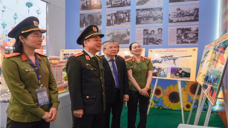 Lãnh đạo tỉnh Quảng Nam tham quan các hình ảnh của lực lượng Công an nhân dân tại Triển lãm, trưng bày các thành tựu kinh tế-xã hội, quốc phòng-an ninh và giới thiệu sản phẩm đặc trưng, sản phẩm OCOP.
