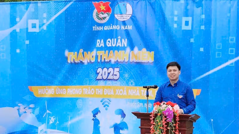 Ủy viên Ban Chấp hành TW Đoàn, Phó Bí thư Tỉnh đoàn Quảng Nam Vũ Gia Dân phát biểu ra quân Tháng Thanh niên 2025 tại huyện Phước Sơn.