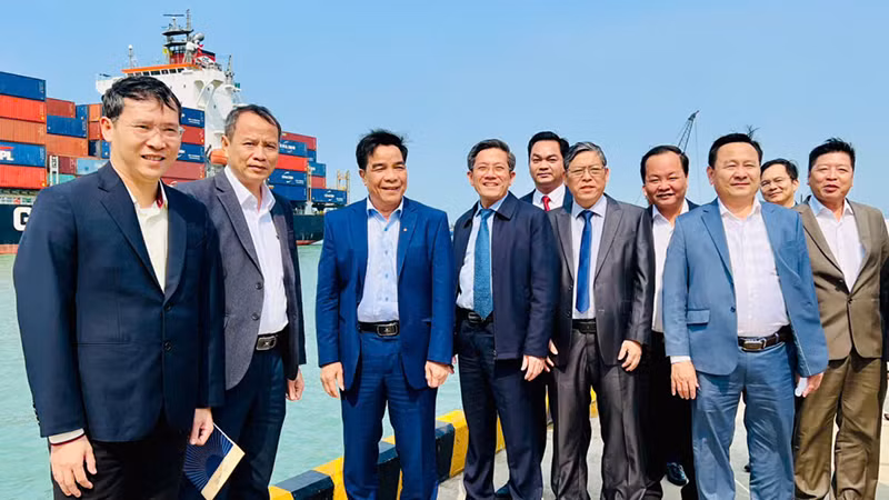 Lãnh đạo tỉnh Quảng Nam chụp ảnh lưu niệm tại Dự án Bến cảng 5 vạn tấn.