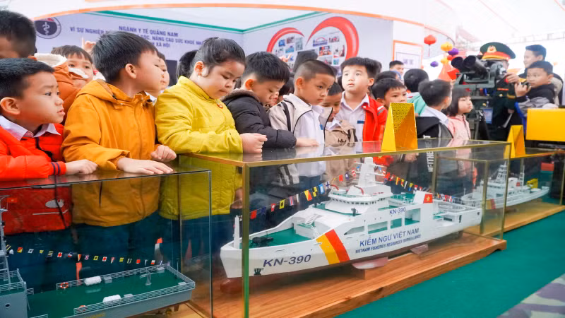 Đông đảo học sinh đến tham quan tại Triển lãm, trưng bày các thành tựu kinh tế-xã hội, quốc phòng-an ninh và giới thiệu sản phẩm đặc trưng, sản phẩm OCOP.