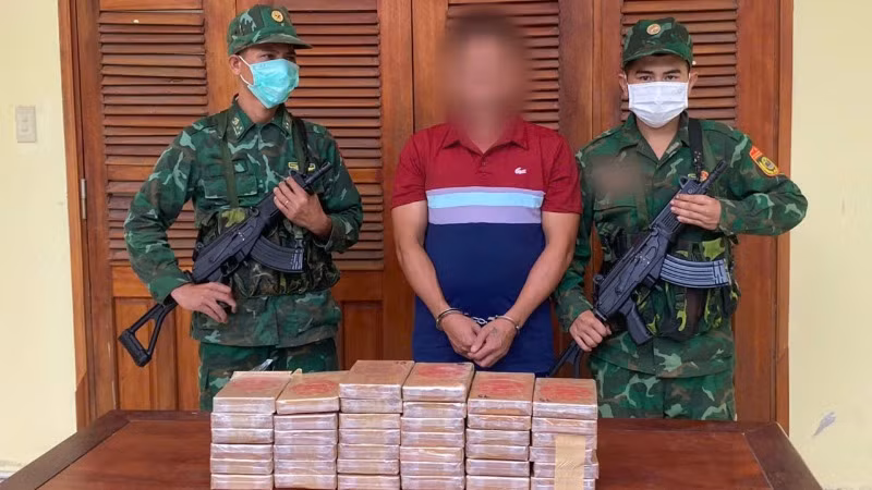 Đối tượng T.N.T (quốc tịch Việt Nam) bị Bộ đội Biên phòng phòng tỉnh Quảng Nam bắt giữ cùng tang vật 38 bánh ma túy loại Heroine.