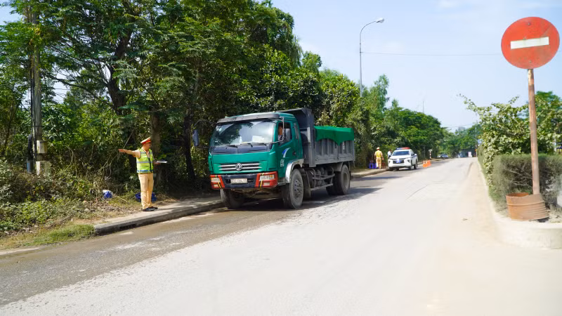 Quảng Nam kiên quyết xử lý xe tải chở vật liệu gây mất an toàn giao thông.