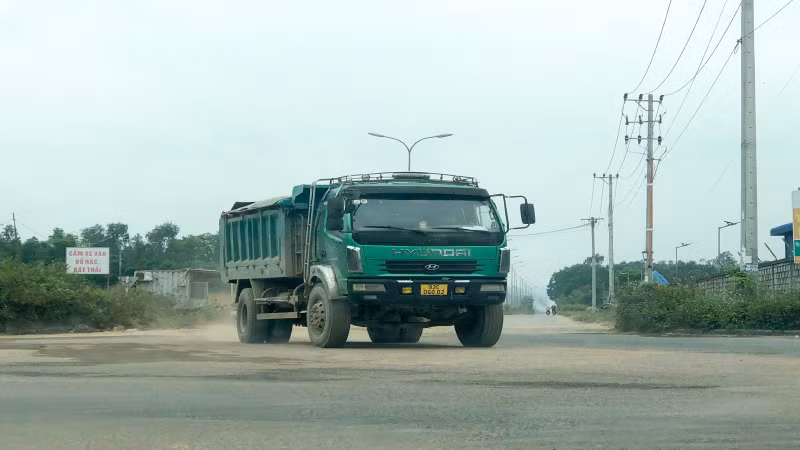 Xe tải chở vật liệu chuyển làn đường nhưng không bật đèn tín hiệu. Xe tải chở vật liệu chuyển làn đường nhưng không bật đèn tín hiệu.