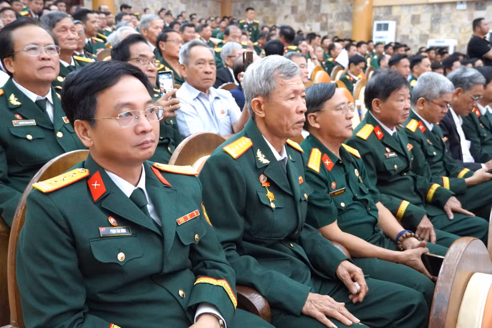 Tham dự buổi lễ kỷ niệm có các đồng chí tướng lĩnh Quân đội nhân dân Việt Nam là người con quê hương Quảng Nam và đại biểu các cơ quan Bộ Tư lệnh Quân khu 5. Tham dự buổi lễ kỷ niệm có các đồng chí tướng lĩnh Quân đội nhân dân Việt Nam là người con quê hương Quảng Nam và đại biểu các cơ quan Bộ Tư lệnh Quân khu 5.