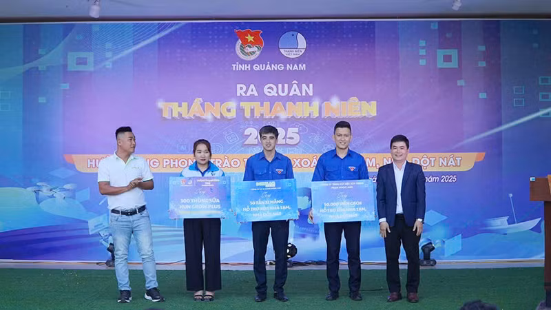 Ông Lê Quang Quỳnh, Phó Trưởng Ban Tuyên giáo và Dân vận Tỉnh ủy Quảng Nam và đại diện nhà tài trợ trao bảng tượng trưng hỗ trợ 50 tấn xi-măng, 50 nghìn viên gạch cùng 300 thùng sữa cho đại diện Tỉnh đoàn và Huyện đoàn Đông Giang.