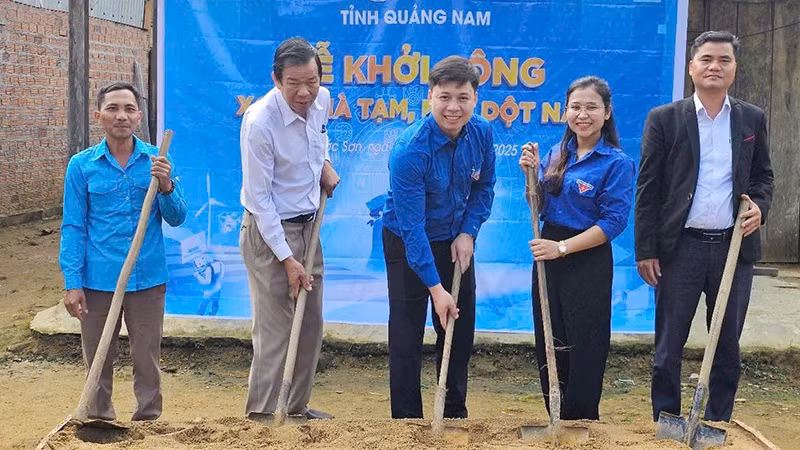 Uỷ viên Ban Chấp hành TW Đoàn, Phó Bí thư Tỉnh đoàn Quảng Nam Vũ Gia Dân khởi công xoá nhà tạm, nhà dột nát tại huyện Phước Sơn.