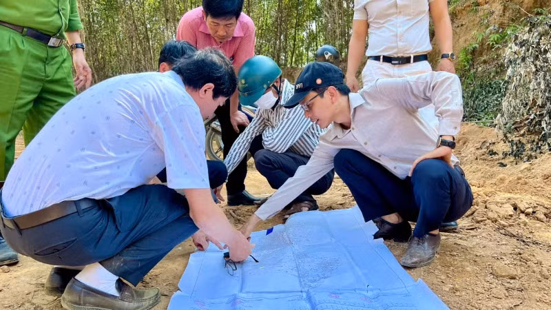 Đoàn công tác liên ngành của huyện Phú Ninh đối chiếu vị trí khai thác đất, đá trái phép với bản đồ địa giới hành chính.