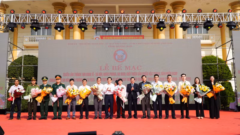 Lãnh đạo tỉnh Quảng Nam tặng hoa cho các sở, ngành, đơn vị tham gia triển lãm.
