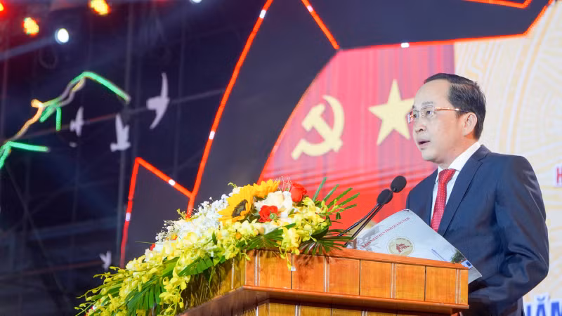Đồng chí Nguyễn Văn Lượm, Bí thư Huyện ủy Thăng Bình, tỉnh Quảng Nam trình bày diễn văn kỷ niệm. Đồng chí Nguyễn Văn Lượm, Bí thư Huyện ủy Thăng Bình, tỉnh Quảng Nam trình bày diễn văn kỷ niệm.