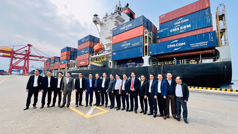 Các đại biểu dự Lễ gắn biển công nhận công trình Bến cảng 5 vạn tấn (dự án mở rộng nâng cấp bến cảng Chu Lai thuộc khu bến cảng Tam Hiệp).