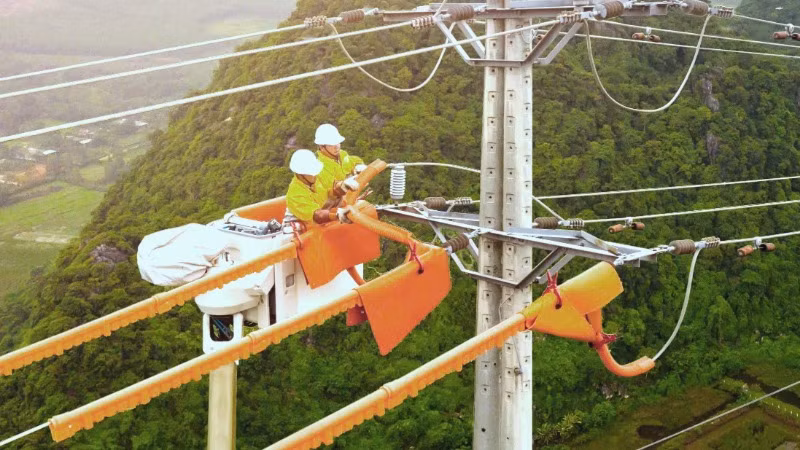 Đưa điện về Tây Nguyên. Đưa điện về Tây Nguyên.