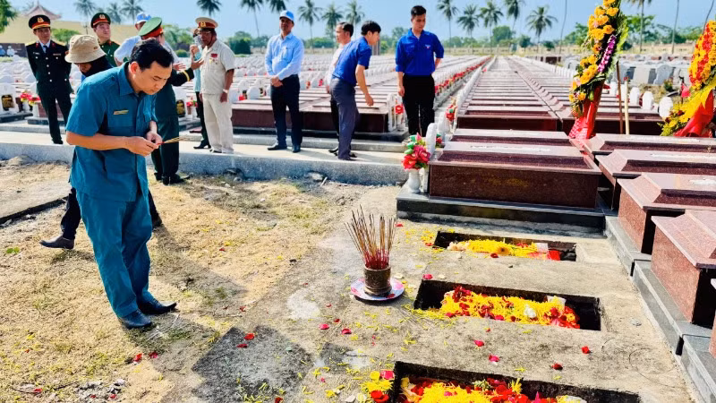 Cán bộ, nhân dân tại thị xã Điện Bàn (tỉnh Quảng Nam) thắp hương tưởng nhớ 3 liệt sĩ thuộc đơn vị đặc công CK3 Quận 3 - Đà Nẵng.