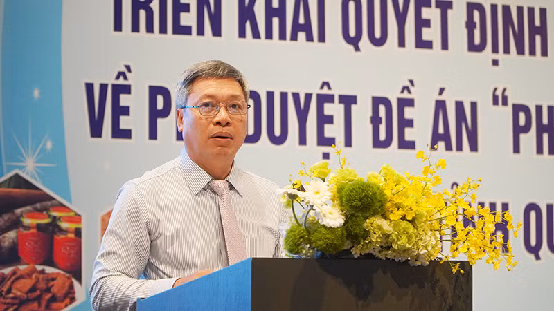 Phó Chủ tịch Ủy ban nhân dân tỉnh Quảng Nam Hồ Quang Bửu trình bày Quyết định số 463/QĐ-TTg ngày 28/02/2025 của Thủ tướng Chính phủ về phê duyệt Đề án “Phát triển và hình thành trung tâm công nghiệp dược liệu tại tỉnh Quảng Nam với sâm Ngọc Linh là cây chủ lực”. Phó Chủ tịch Ủy ban nhân dân tỉnh Quảng Nam Hồ Quang Bửu trình bày Quyết định số 463/QĐ-TTg ngày 28/02/2025 của Thủ tướng Chính phủ về phê duyệt Đề án “Phát triển và hình thành trung tâm công nghiệp dược liệu tại tỉnh Quảng Nam với sâm Ngọc Linh là cây chủ lực”.