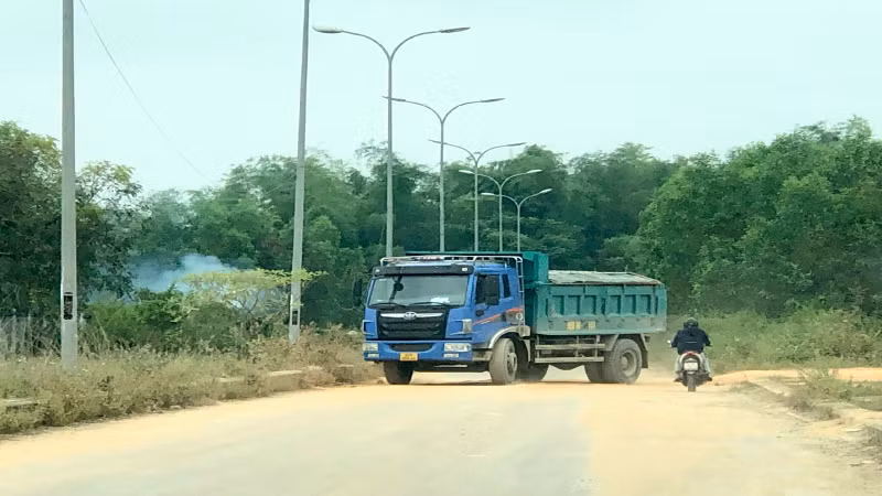 Xe tải chở vật liệu chạy ngược chiều trên tuyến đường dẫn vào khu vực dân cư. Xe tải chở vật liệu chạy ngược chiều trên tuyến đường dẫn vào khu vực dân cư.