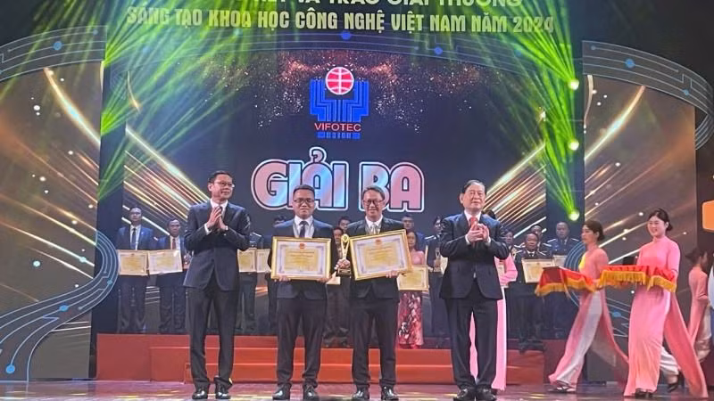 Công trình Nghiên cứu tính toán và phân tích giải pháp tối ưu quản lý dòng điện xuất tuyến lưới điện hạ áp (nhóm tác giả Công ty Trách nhiệm hữu hạn Một thành viên Điện lực Đà Nẵng) đạt giải Ba.