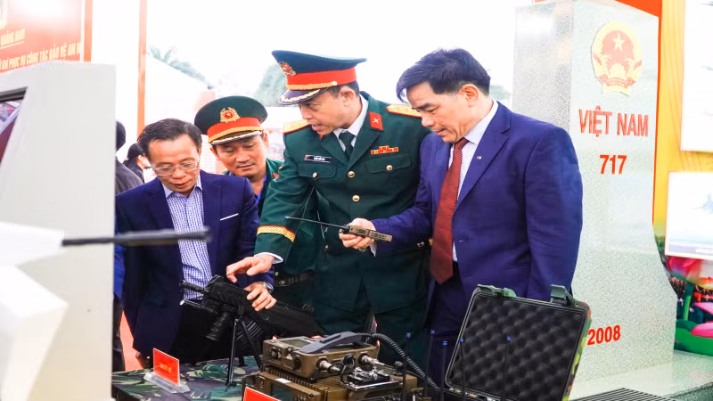 Lãnh đạo tỉnh Quảng Nam tham quan mô hình vũ khí, khí tài hiện đại tại Triển lãm, trưng bày các thành tựu kinh tế-xã hội, quốc phòng-an ninh và giới thiệu sản phẩm đặc trưng, sản phẩm OCOP.