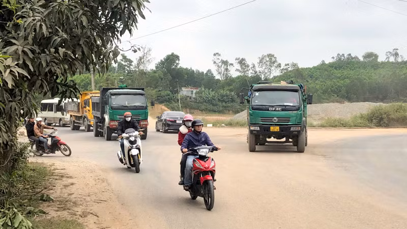 Xe chở vật liệu chạy nối đuôi nhau trên tại nút giao nhau ngay ngã tư đường Trần Phú với đường Trưng Nữ Vương (đoạn tại khu công nghiệp Thuận Yên). Xe chở vật liệu chạy nối đuôi nhau trên tại nút giao nhau ngay ngã tư đường Trần Phú với đường Trưng Nữ Vương (đoạn tại khu công nghiệp Thuận Yên).
