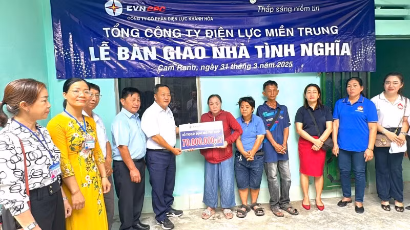 Trao nhà tình nghĩa cho bà Nguyễn Thị Lẫy, tổ dân phố Linh Vân, phường Cam Linh, thành phố Cam Ranh, tỉnh Khánh Hòa. Trao nhà tình nghĩa cho bà Nguyễn Thị Lẫy, tổ dân phố Linh Vân, phường Cam Linh, thành phố Cam Ranh, tỉnh Khánh Hòa.