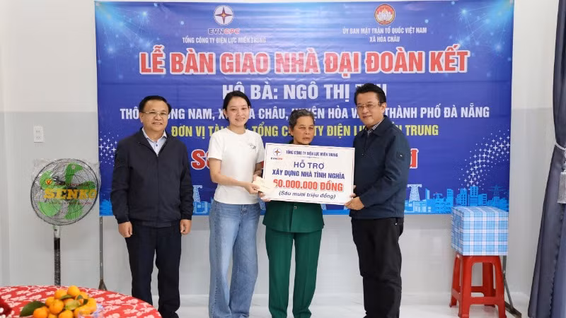 Ông Ngô Tấn Cư, Tổng giám đốc EVNCPC trao quà và bàn giao nhà mới cho bà Ngô Thị Thu, xã Hòa Châu, Hòa Vang, thành phố Đà Nẵng. Ông Ngô Tấn Cư, Tổng giám đốc EVNCPC trao quà và bàn giao nhà mới cho bà Ngô Thị Thu, xã Hòa Châu, Hòa Vang, thành phố Đà Nẵng.