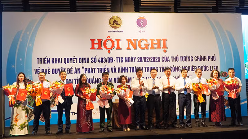 Phó Thủ tướng Chính phủ Lê Thành Long, Thứ trưởng Y tế Đỗ Xuân Tuyên cùng lãnh đạo tỉnh Quảng Nam tặng hoa cho các doanh nghiệp, tập đoàn ký kết biên bản ghi nhớ hợp tác đầu tư. Phó Thủ tướng Chính phủ Lê Thành Long, Thứ trưởng Y tế Đỗ Xuân Tuyên cùng lãnh đạo tỉnh Quảng Nam tặng hoa cho các doanh nghiệp, tập đoàn ký kết biên bản ghi nhớ hợp tác đầu tư.
