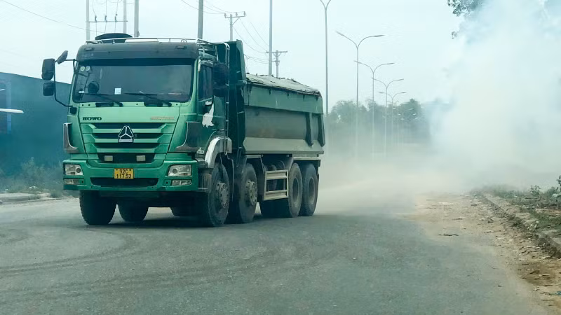 Xe tải chở vật liệu chạy làm bụi bay mù mịt gây ô nhiễm môi trường. Xe tải chở vật liệu chạy làm bụi bay mù mịt gây ô nhiễm môi trường.
