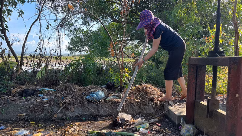 Bà Trần Thị Kính, Tổ 4, khối phố Hương Trà Đông, phường Hòa Hương, tỉnh Quảng Nam, thường xuyên tự dọn xác động vật vì bốc mùi hôi thối ảnh hưởng đến gia đình.