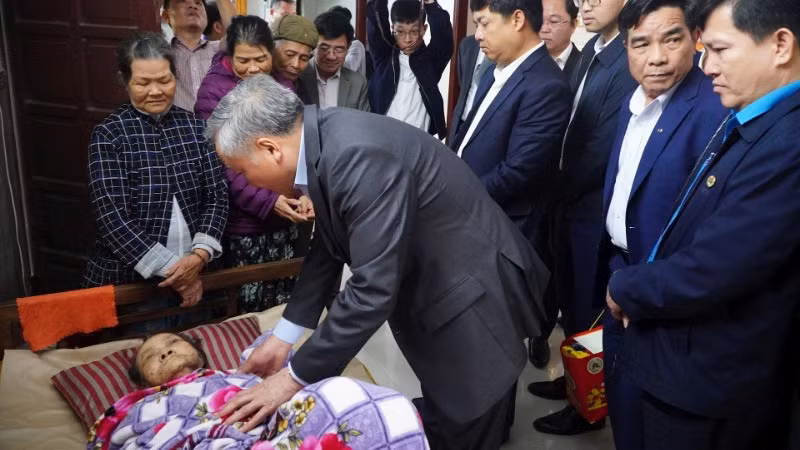 Phó Thủ tướng Thường trực Chính phủ Nguyễn Hòa Bình cùng lãnh đạo tỉnh Quảng Nam thăm Bà mẹ Việt Nam Anh hùng Lê Thị Trị trong dịp Tết Ất Tỵ