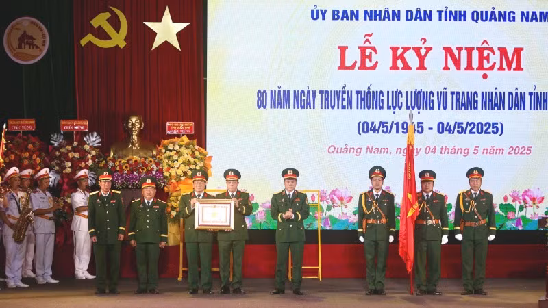 Thiếu tướng Lê Ngọc Hải, Phó Bí thư Đảng ủy, Tư lệnh Quân khu 5, thừa ủy quyền Chủ tịch nước trao tặng Huân chương Quân công hạng Nhất cho Bộ Chỉ huy quân sự tỉnh Quảng Nam. Thiếu tướng Lê Ngọc Hải, Phó Bí thư Đảng ủy, Tư lệnh Quân khu 5, thừa ủy quyền Chủ tịch nước trao tặng Huân chương Quân công hạng Nhất cho Bộ Chỉ huy quân sự tỉnh Quảng Nam.