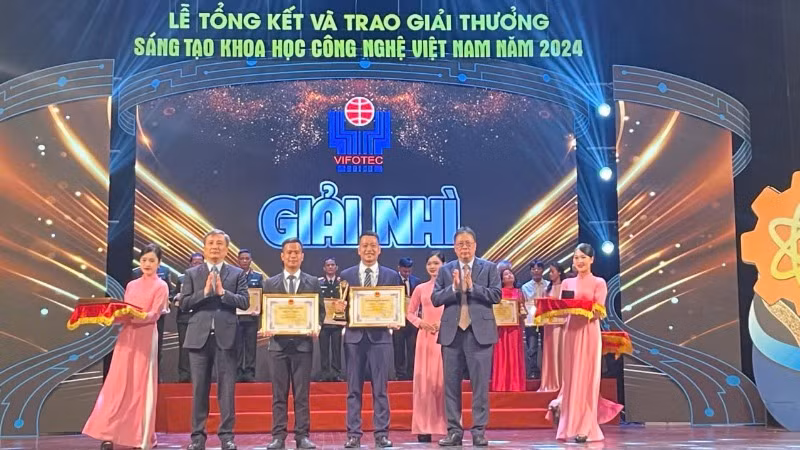 Nhóm tác giả Công ty Trách nhiệm hữu hạn Một thành viên Điện lực Đà Nẵng nhận giải Nhì từ Ban tổ chức.