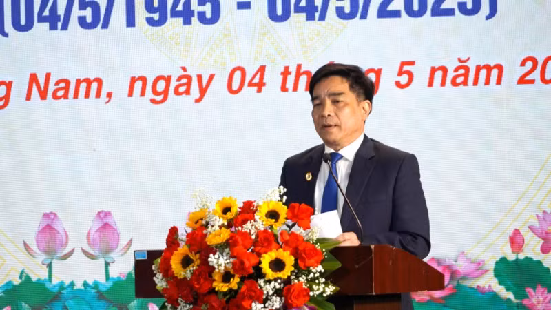 Chủ tịch Ủy ban nhân dân tỉnh Quảng Nam Lê Văn Dũng trình bày diễn văn kỷ niệm. Chủ tịch Ủy ban nhân dân tỉnh Quảng Nam Lê Văn Dũng trình bày diễn văn kỷ niệm.