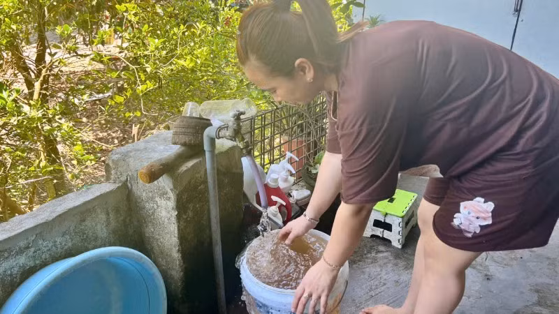 Chị Nguyễn Thị Ngọc Ánh ở khối phố Hương Trung, phường Hòa Hương bức xúc vì nguồn nước sinh hoạt bị nhiễm bẩn.