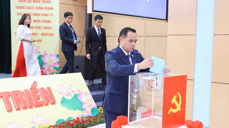 Các đại biểu bỏ phiếu bầu Ban chấp hành Đảng bộ EVNCPC nhiệm kỳ 2025-2030. Các đại biểu bỏ phiếu bầu Ban chấp hành Đảng bộ EVNCPC nhiệm kỳ 2025-2030.