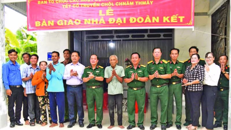 Lãnh đạo Bộ Chỉ huy quân sự tỉnh Kiên Giang bàn giao Nhà Đại đoàn kết cho ông Danh Onl.