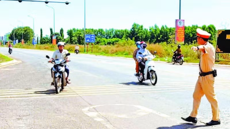 Lực lượng Cảnh sát giao thông Công an tỉnh Đồng Nai kiểm tra phương tiện trên Quốc lộ 1A, đoạn qua địa bàn huyện Thống Nhất.